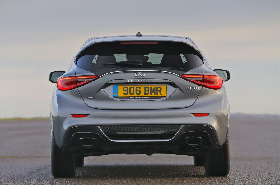  Infiniti Q30S 2.2d AWD 2016 года  (UK) (фото 10 из 25)